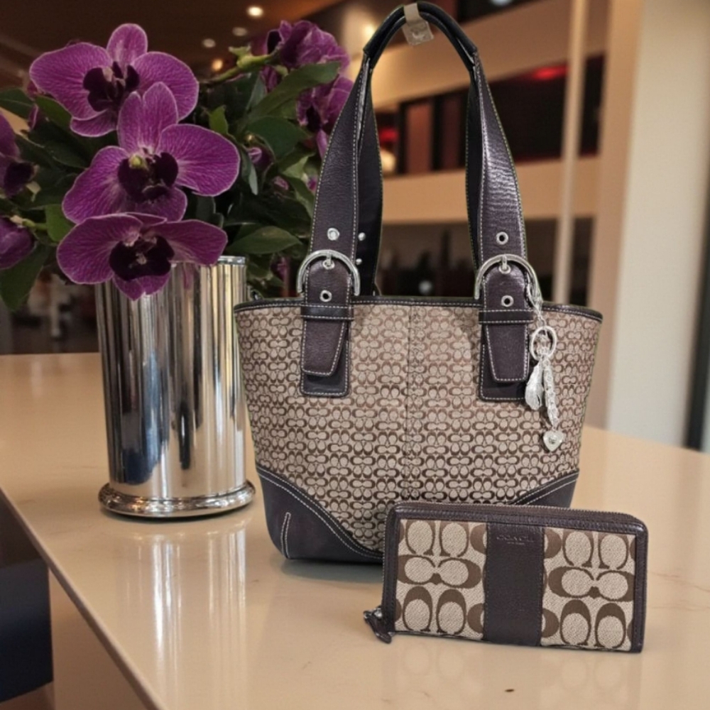 Coach Soho 2005 VINTAGE Signature Bag with Matching Wallet